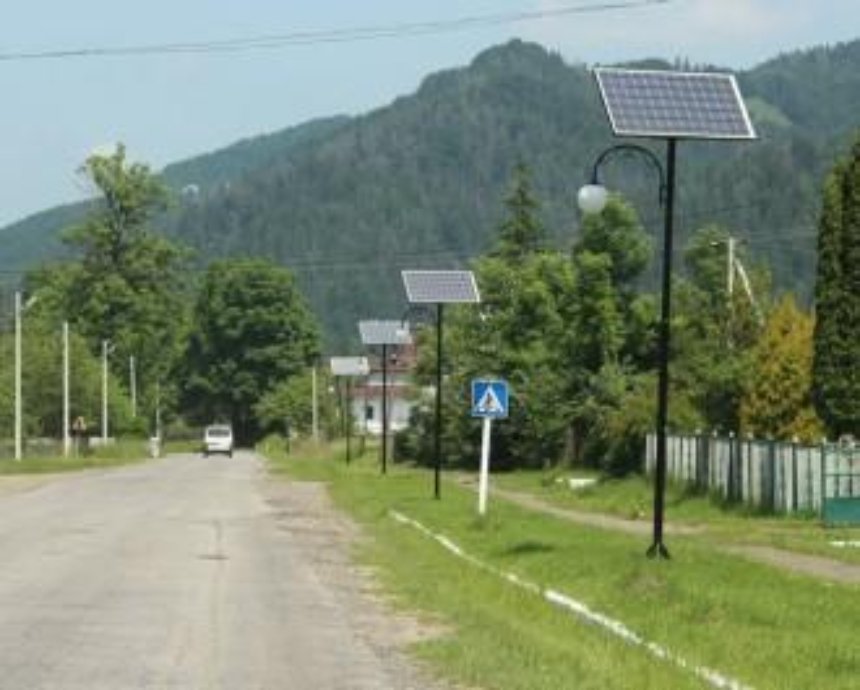 На улицах карпатских сел установили фонари на солнечных батареях