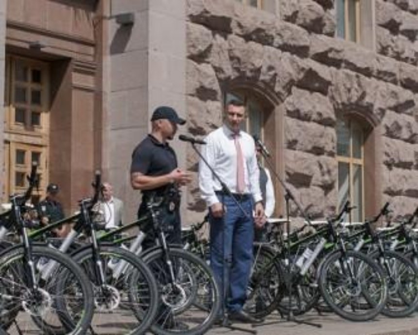 Віталій Кличко передав 100 велосипедів патрульній поліції Києва