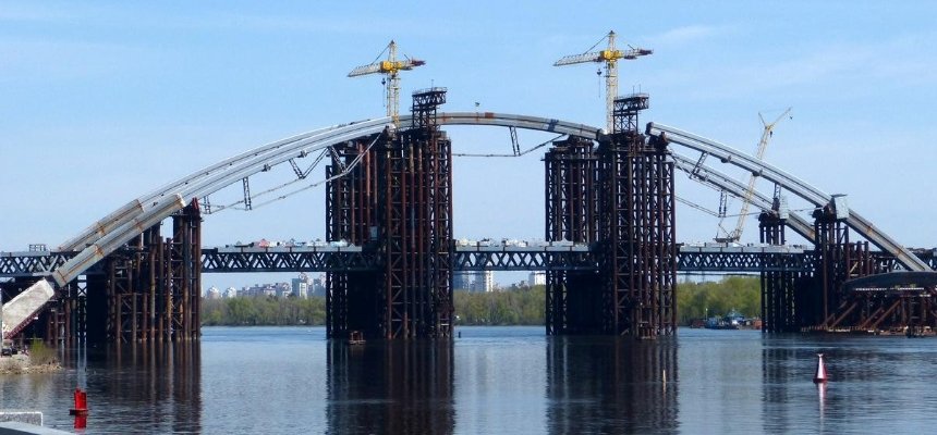 На съезде с недостроенного Подольского моста начали возводить здание 