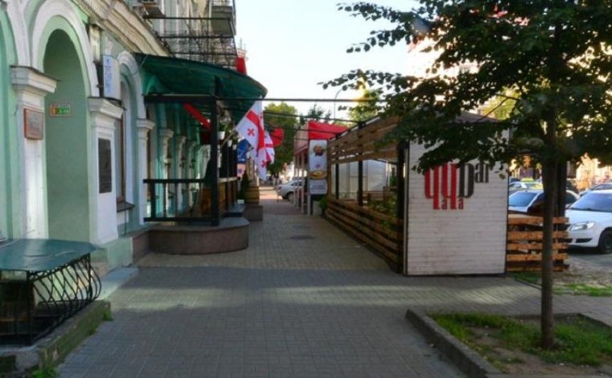 Столичний ресторан переніс терасу, щоб звільнити прохід пішоходам (фото)