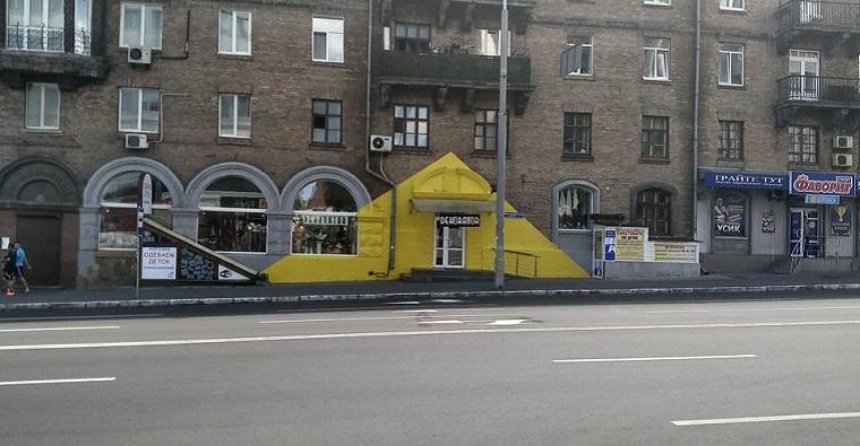 Желтый треугольник на Васильковской стал героем соцсетей (фото)