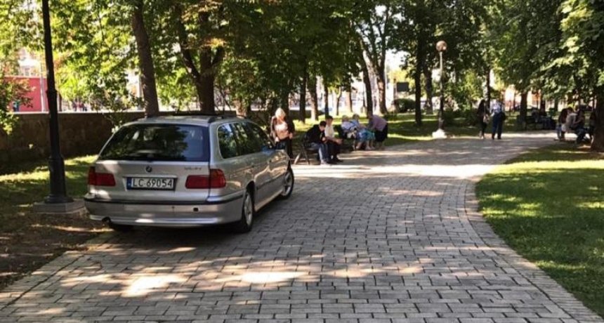 Автохам на "еврономерах" припарковался посреди парка Шевченко (фото)