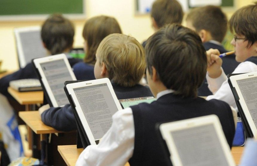 Для 25 киевских школ закупят дорогие электронные учебники