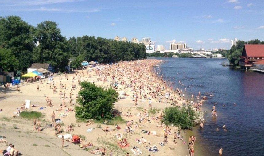 На двух киевских пляжах разрешили купаться