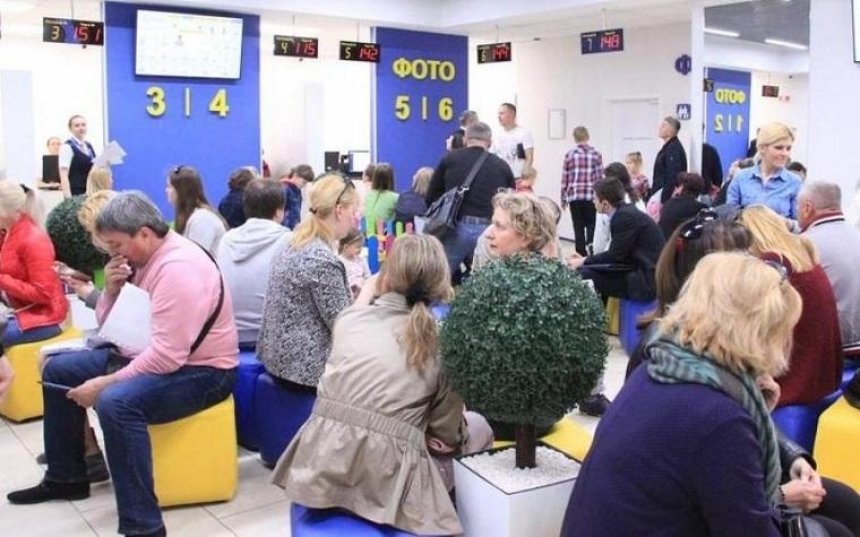 Киевлянам предлагают за деньги постоять в очереди на загранпаспорт (фото)
