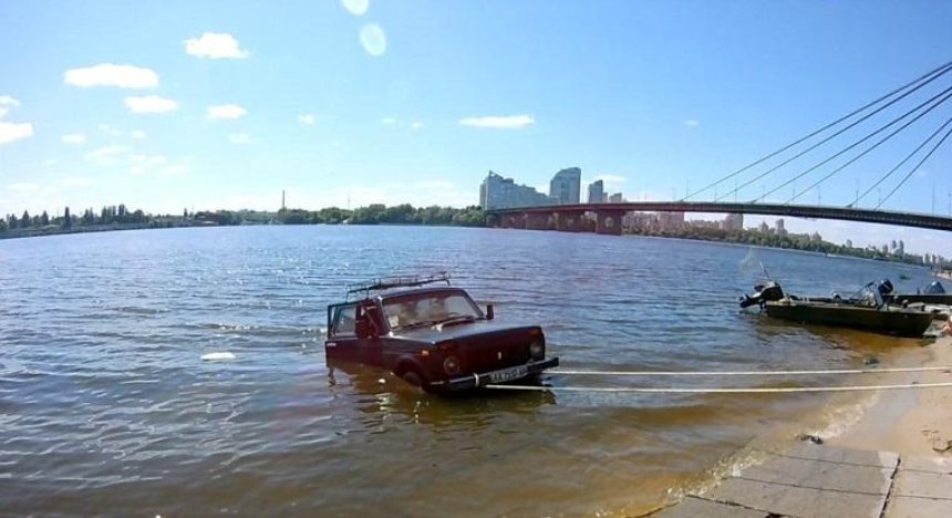 На Трухановом острове машина съехала в Днепр (фото, видео)