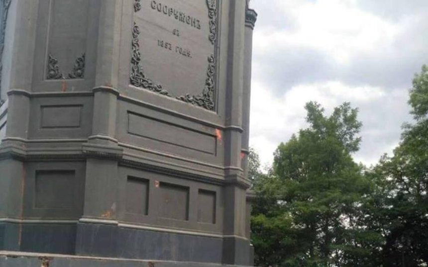 В столице начали восстанавливать покрытие памятника князю Владимиру (фото)
