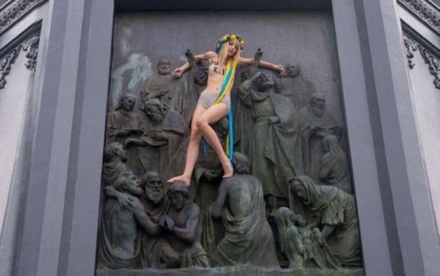 "Путін вбиває": активістка FEMEN влаштувала голий перфоманс (відео)