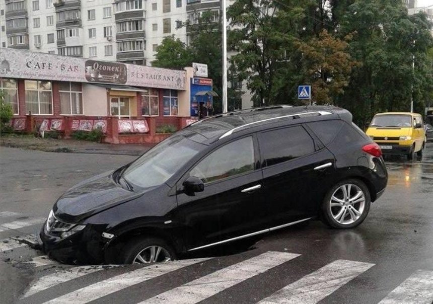 На Русанівці автомобіль провалився у діру в свіжому асфальті (фото)