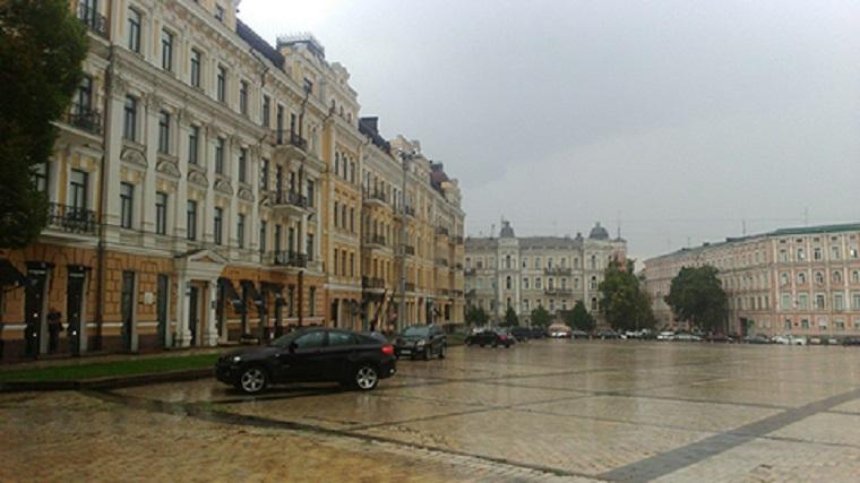 На Софийской площади устроили парковку (фото)