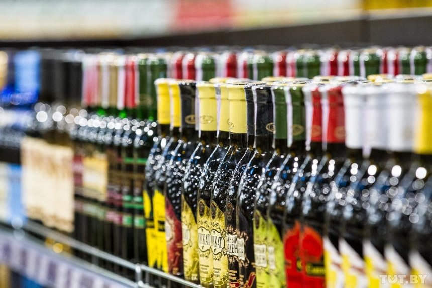 Пей до дна: в Киеве официально разрешили продавать алкоголь