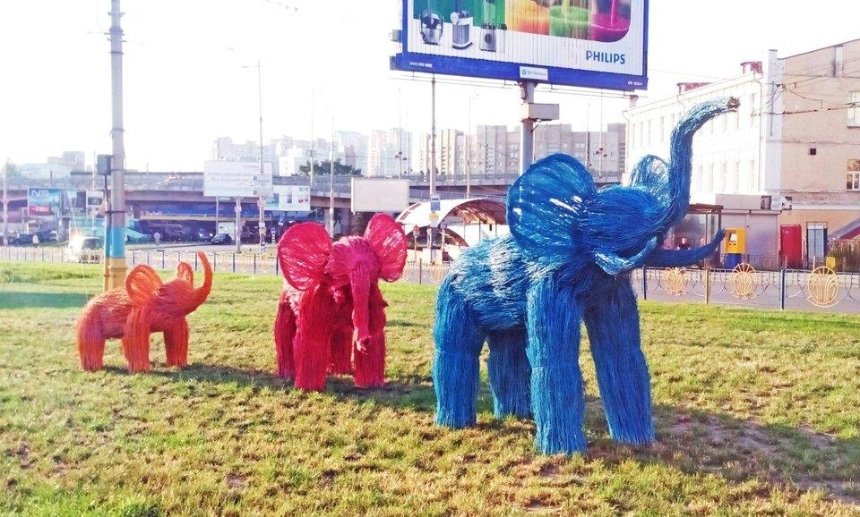 На Демеевской площади поселились разноцветные слоны (фото)