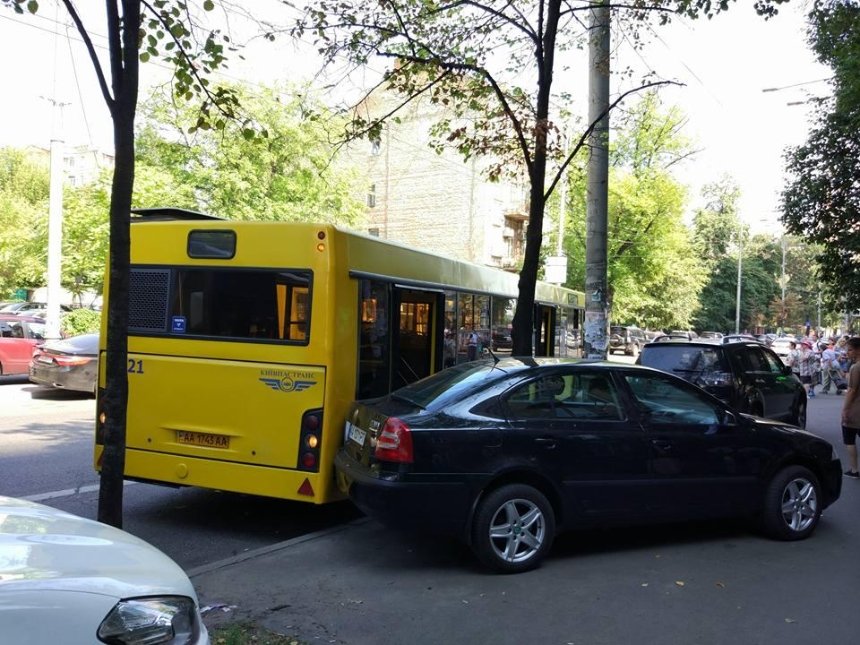 В центре Киева из-за автобуса остановилось движение троллейбусов (фото)