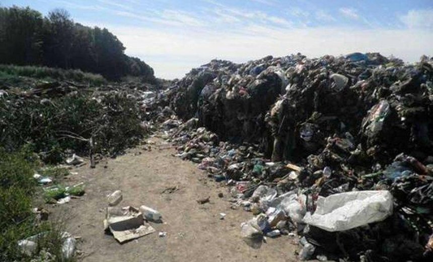 Село под Киевом завалили львовским мусором (фото)