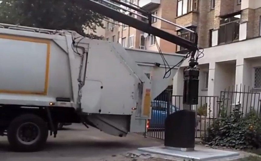 Киевлянин показал, как опустошают новые подземные мусорники (видео)