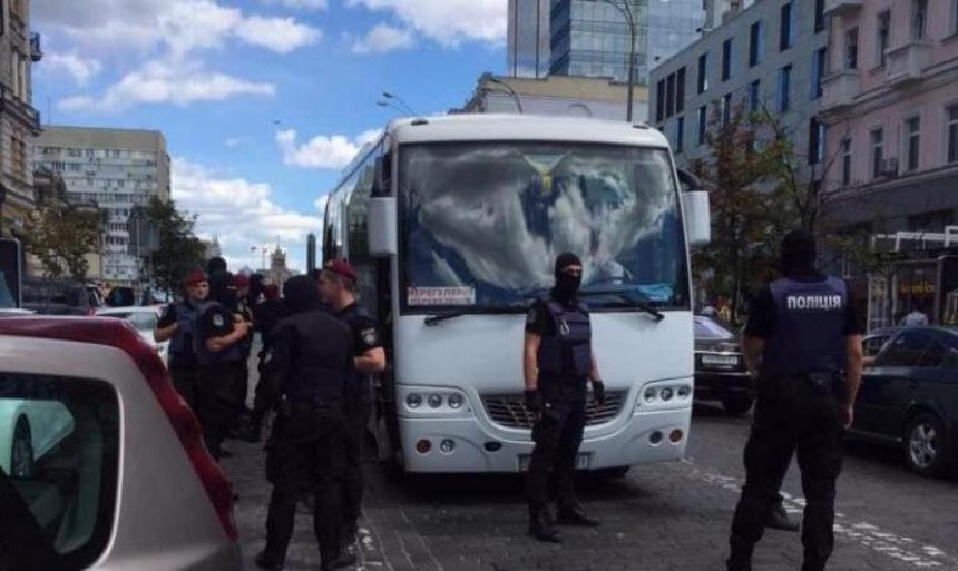 В Киеве возле посольства задержали провокаторов (фото, видео)