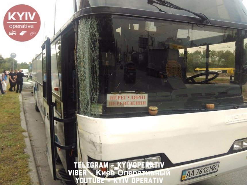 В Киеве пьяный водитель автобуса протаранил троллейбус (фото)