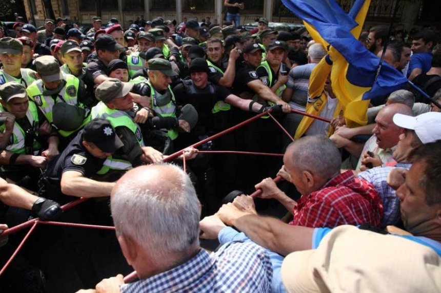 На Банковій сутички: прихильники Саакашвілі побились з поліцією (фото, відео)