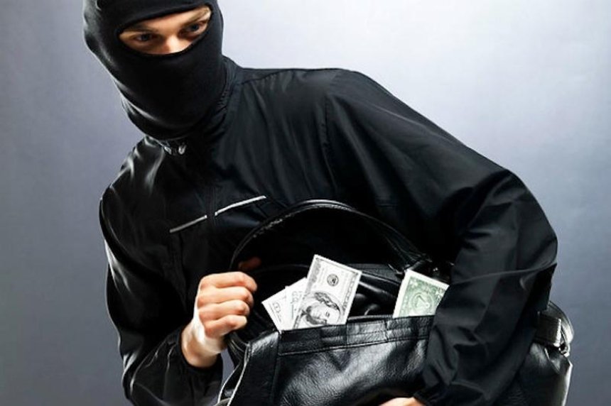 В Киеве бандиты в масках отобрали у мужчины сумку с полумиллионом гривен