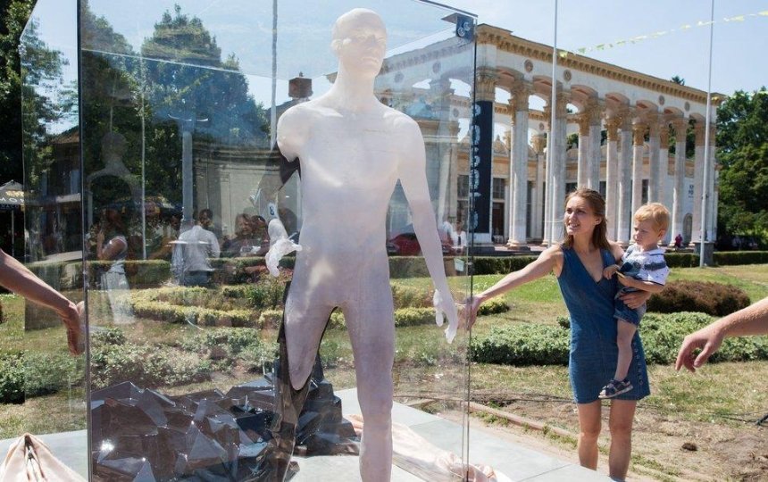 Прикоснись: на ВДНГ установили скульптуру, которая реагирует на действия людей (фото)