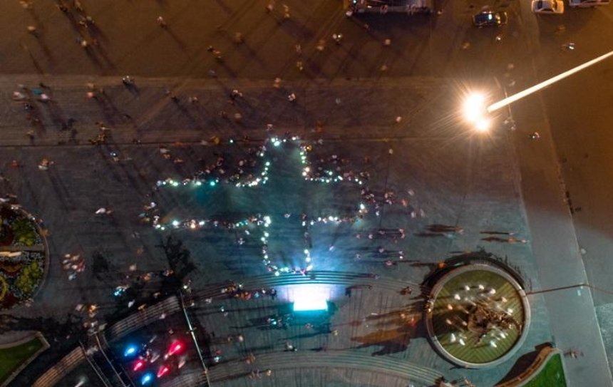 В центре столицы зажегся крест из смартфонов (фото)