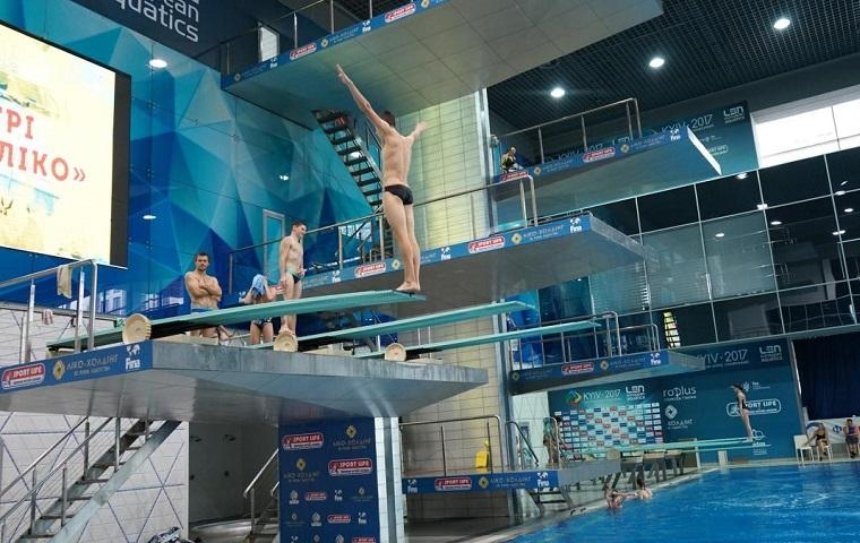В Киеве стартовал юниорский международный чемпионат по прыжкам в воду 