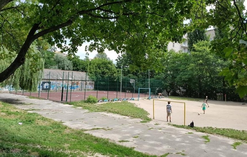 Жителей Голосеевского района возмутила неудачная реконструкция школьного стадиона (фото)