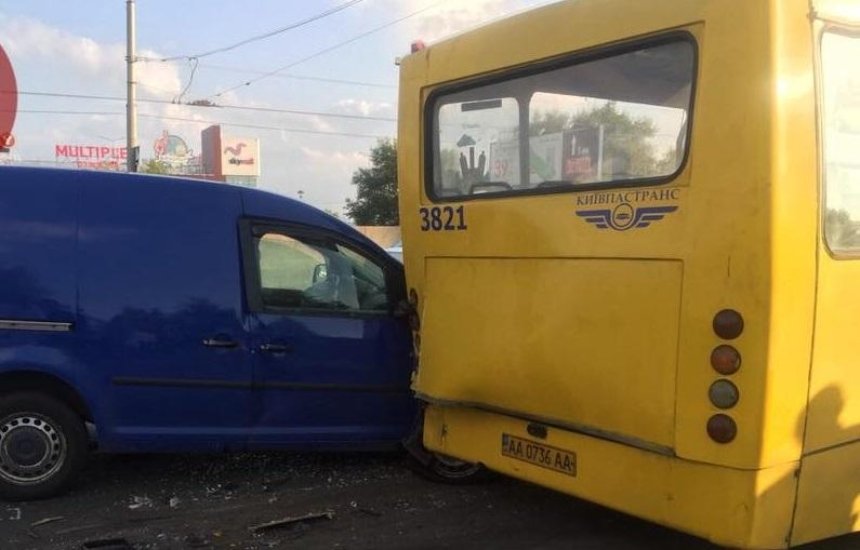 У Києві авто протаранило маршрутку на швидкості (фото)