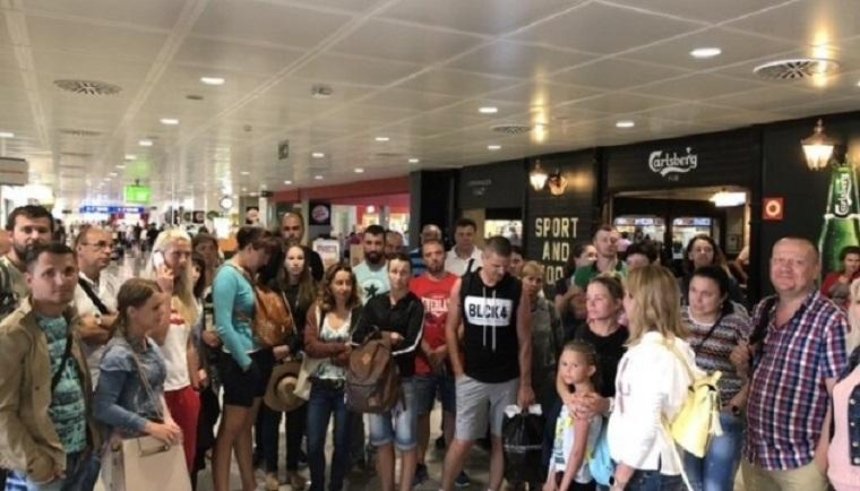 Украинские туристы застряли в аэропорту на южном курорте 