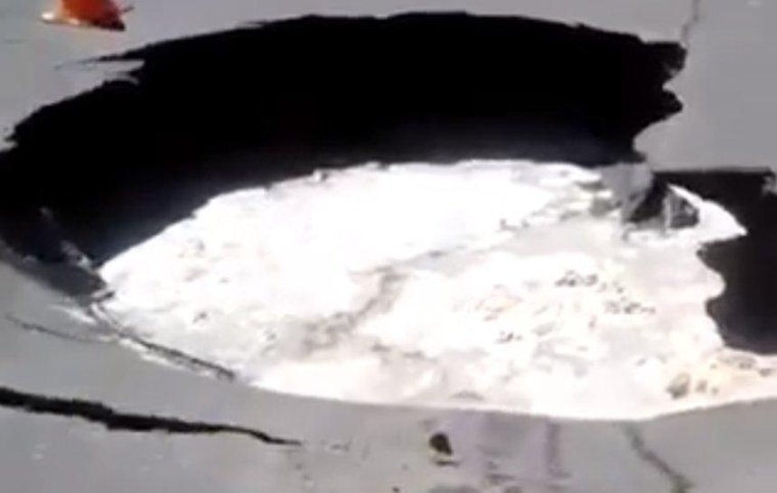 В центрі столиці посеред дороги утворився «кратер» (відео)