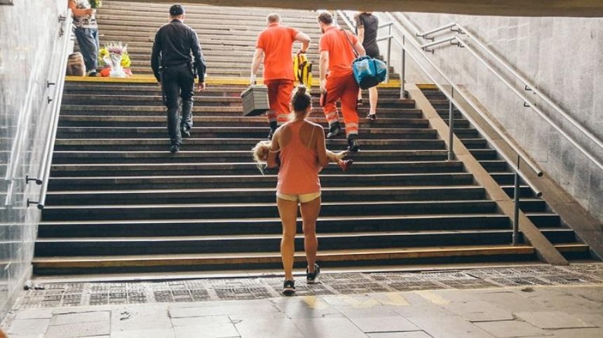 На станції столичного метро ескалатор «зажував» ногу дитини (фото)