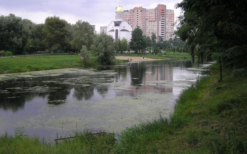 Киевлянам не рекомендуют купаться в озере на Теремках