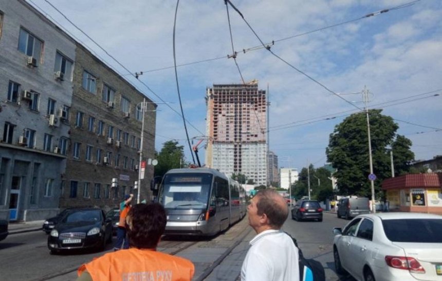 В Киеве из-за обрыва проводов встали трамваи (фото)