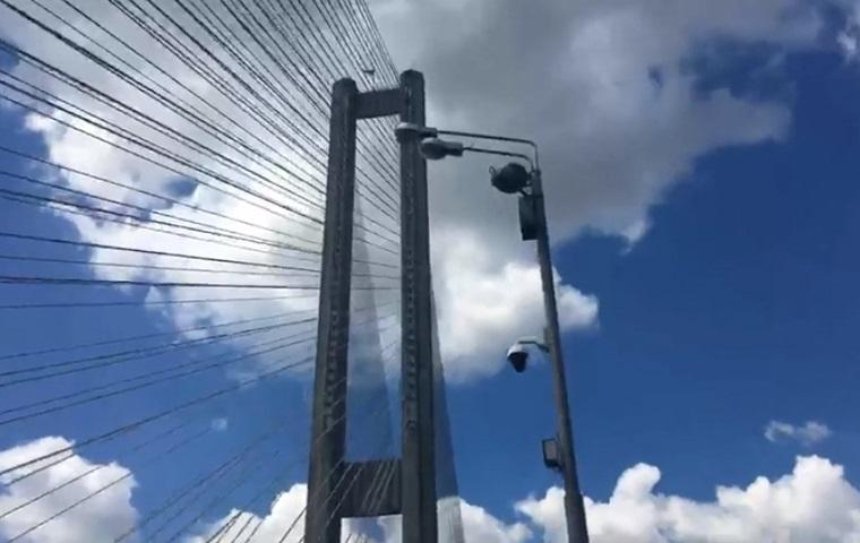 На Южном мосту заметили двух эстремалов (видео)