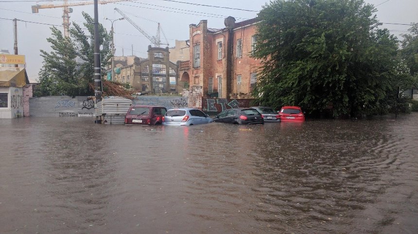 Киев «смыло» дождем: под водой оказались улицы и автомобили (фото, видео)