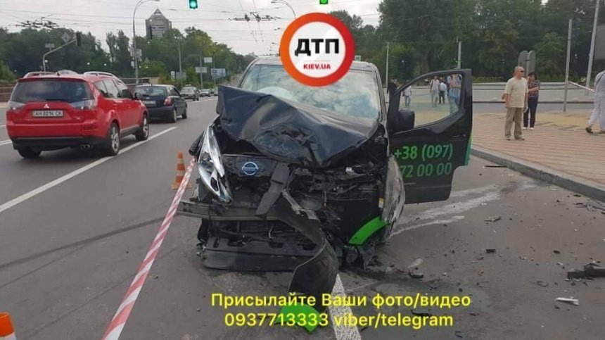 На Дорогожичах из-за столкновения двух машин погиб пешеход (фото, видео)