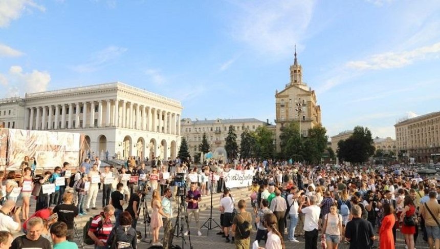 Сотни людей вышли на Майдан в поддержку Сенцова (фото, видео)