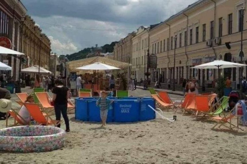 В выходные на Подоле появился временный пляж (фото, видео)