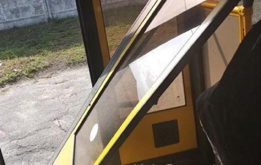 У киевского автобуса на ходу отвалилась дверь (фото)