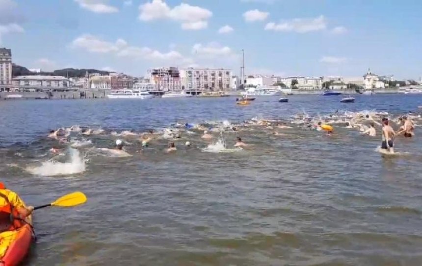 В столице День Днепра отметили массовым заплывом (видео)