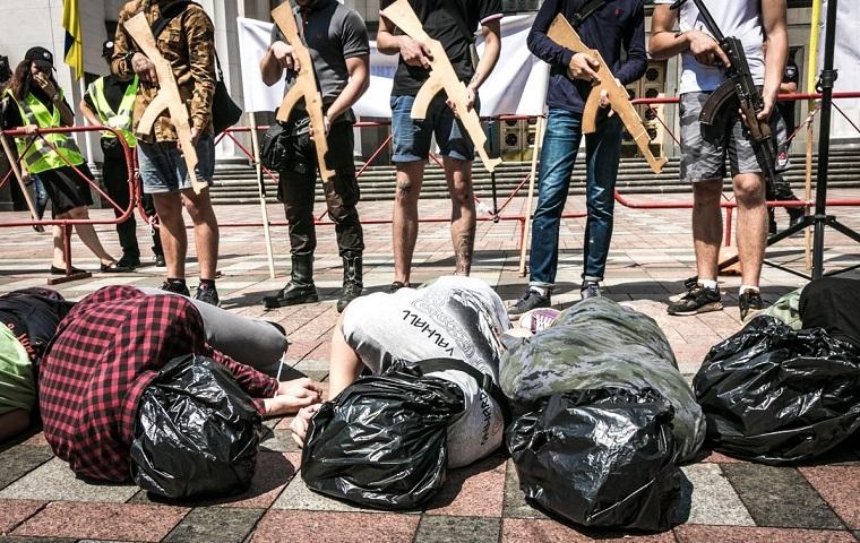 Націоналісти «розстріляли» полонених у центрі Києва (фото)