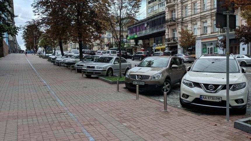 У центрі столиці облаштували перші паркувальні кишені (відео)
