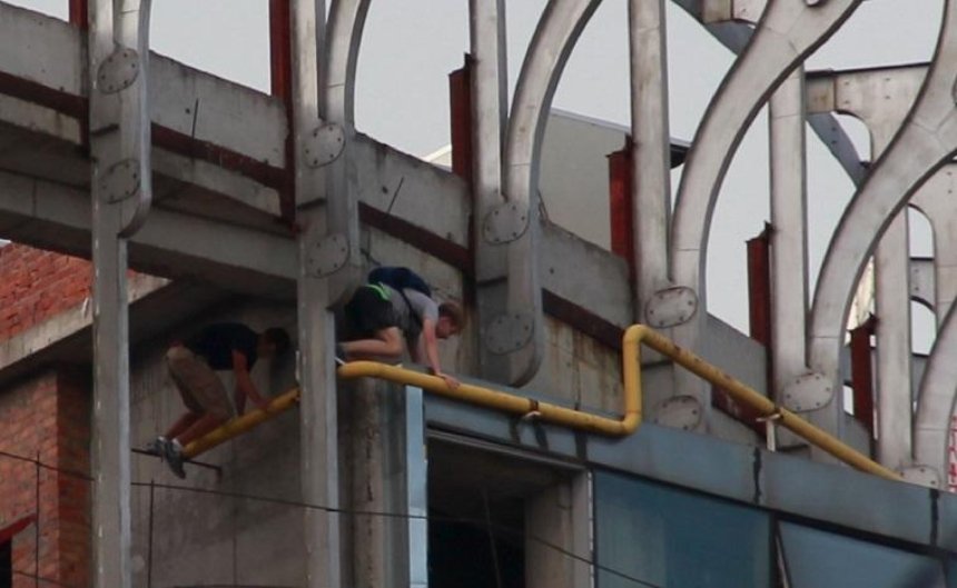 Столичные подростки забрались на крышу здания по газовой трубе (фото) 