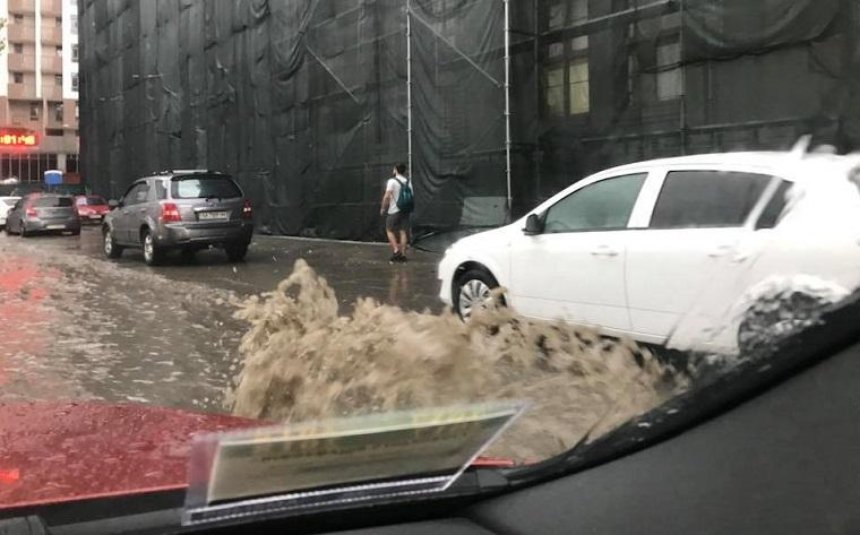 Улицу Глубочицкую затопило из-за прорыва трубы (фото, видео)