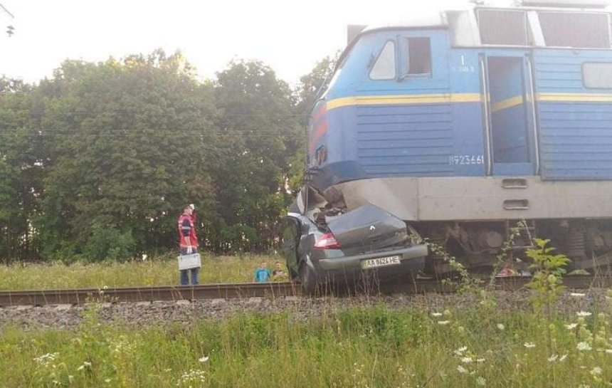 В Киевской области поезд сбил автомобиль с семейной парой (фото)