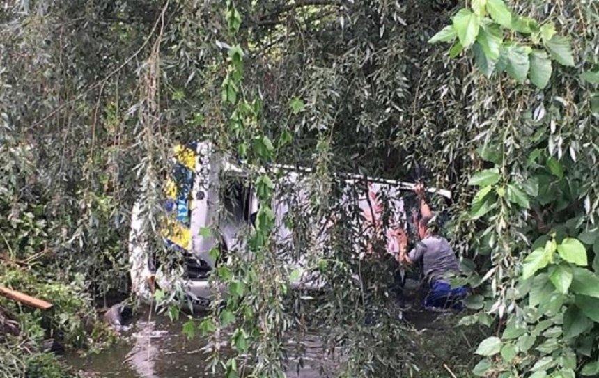 Полицейская машина упала в реку Нивки (видео)