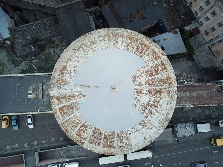 В Киеве начали красить крышу знаменитой «Летающей тарелки»
