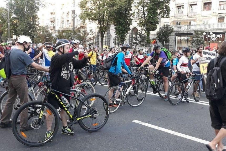 Велосипедисты устроили акцию протеста под КГГА: движение по Крещатику перекрывали