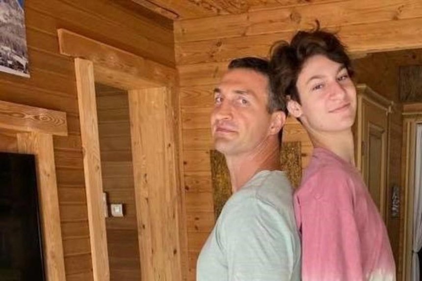 «Уже обогнал дядю»: Виталий Кличко опубликовал фото младшего сына рядом с братом Владимиром
