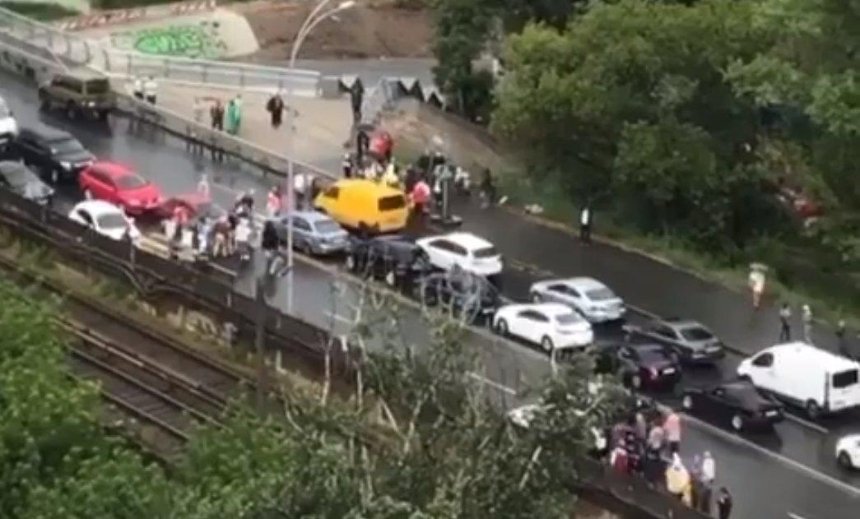 Протестующие перекрыли мост Метро: движение заблокировано